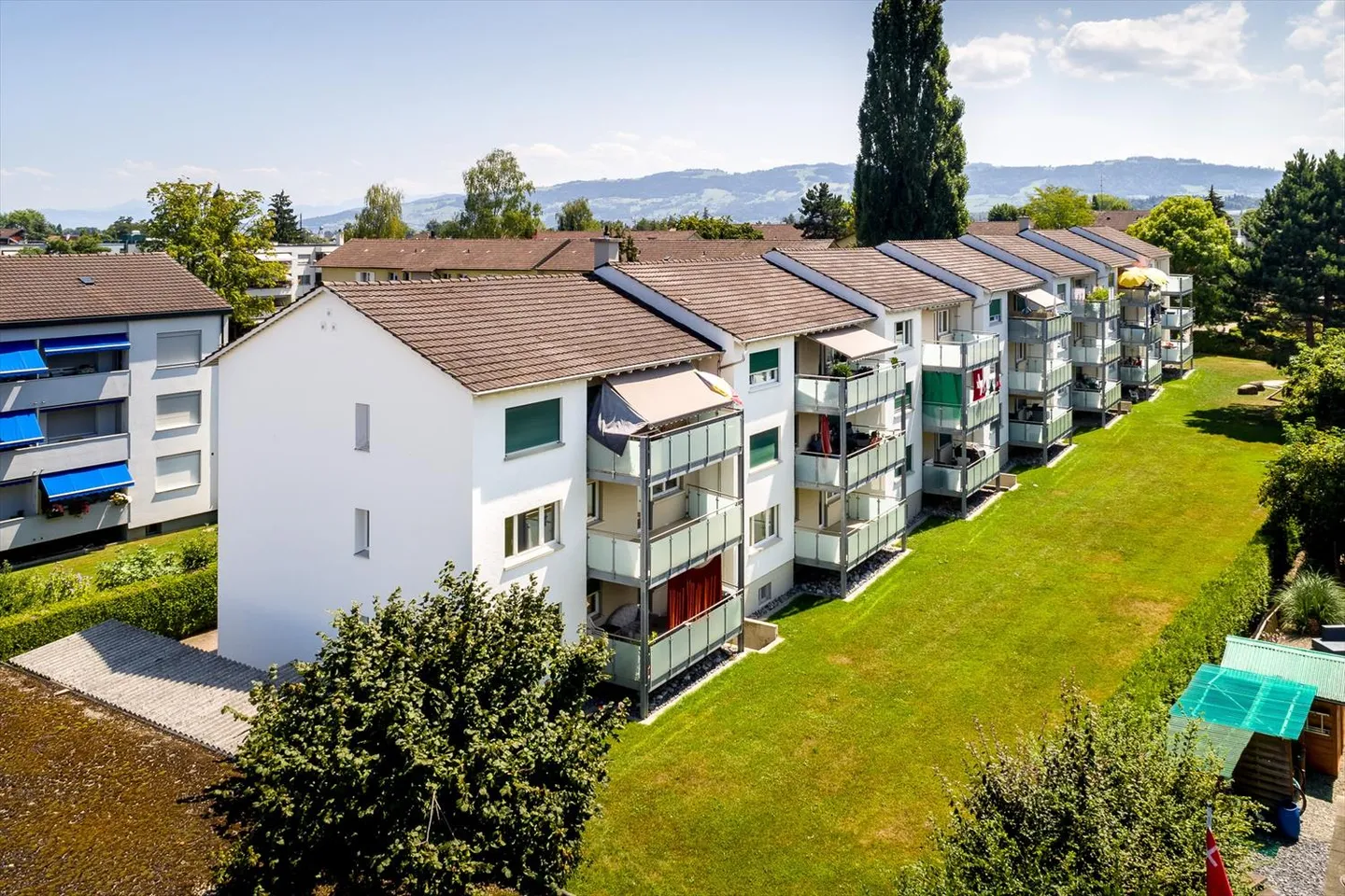 Grosser Balkon lädt zum Verweilen ein... - Foto 1 von 6