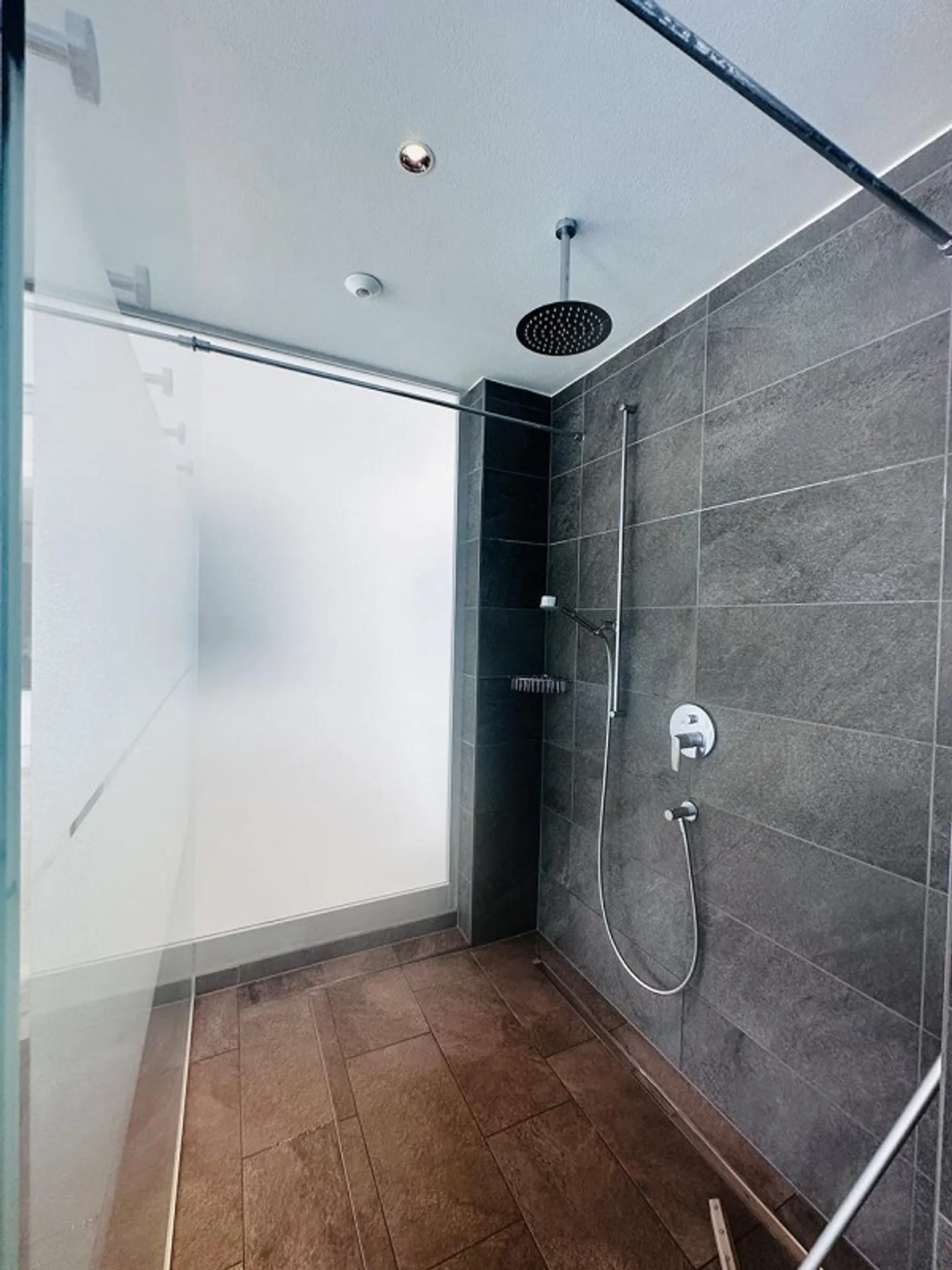 Top modern attic studio with lake view and parking - Photo 14 of 17
