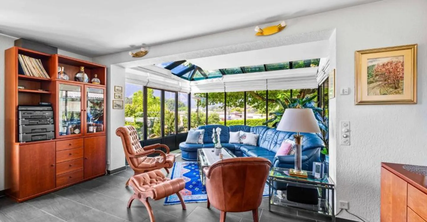 MAGNIFIQUE VILLA JUMELÉE AVEC GRAND JARDIN PAYSAGER. COUP DE CŒUR ASSURÉ ! - Photo 5 sur 12