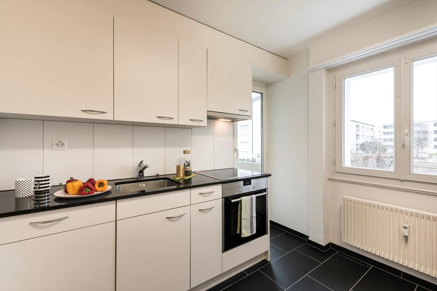 Grosser Balkon lädt zum Verweilen ein... - Foto 2 von 6