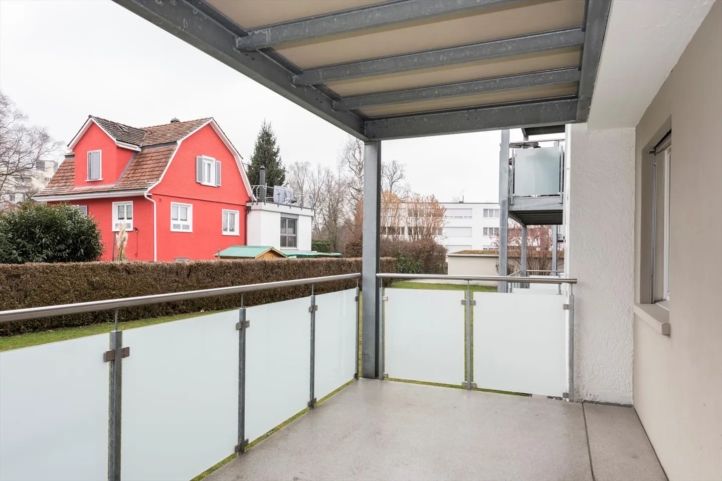 Grosser Balkon lädt zum Verweilen ein... - Foto 6 von 6