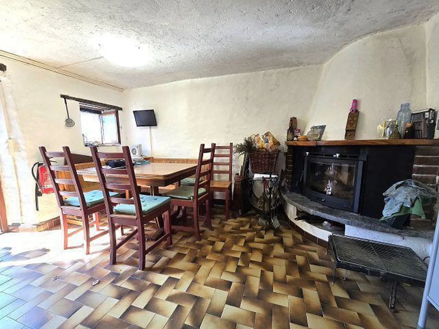 3-room rustic house with small garden in a very quiet, sunny location... - Photo 3 of 13