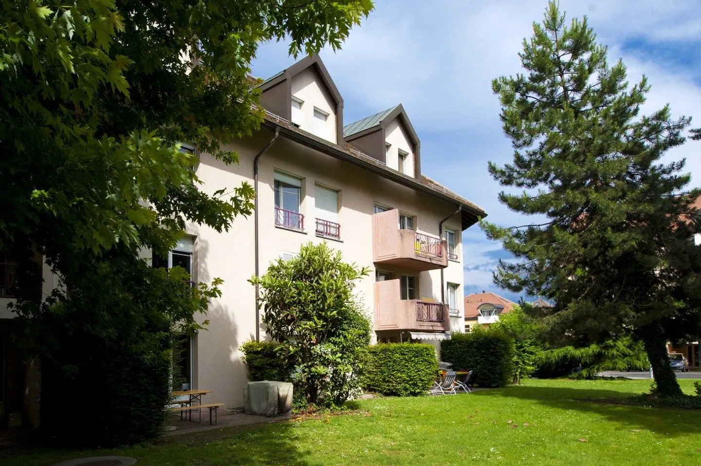 Charmant appartement de 2 pièces avec terrasse - Photo 2 sur 2