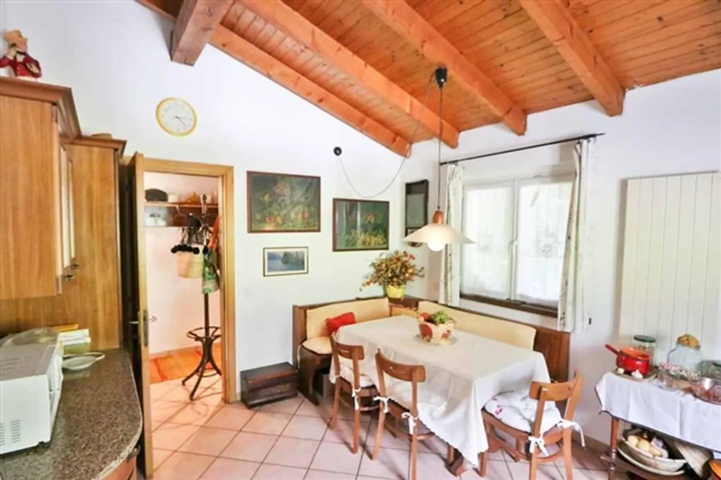 Maison bifamiliale avec appartements de 4 1/2 pièces et grand jardin/terrain à bâtir - Photo 4 sur 20