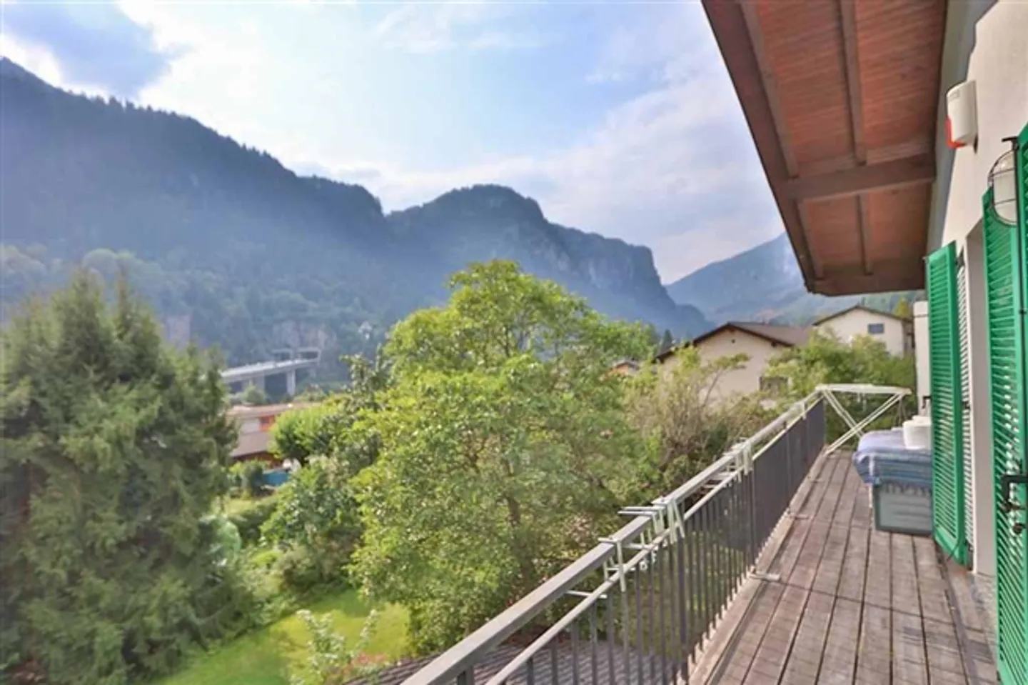 Maison bifamiliale avec appartements de 4 1/2 pièces et grand jardin/terrain à bâtir - Photo 9 sur 20