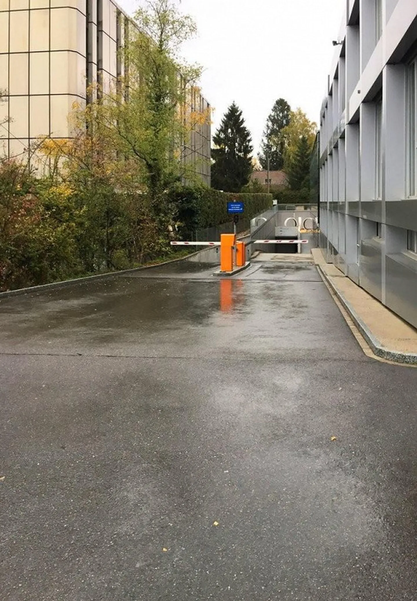 Secure parking space, ideally located near the airport - Photo 2 of 2