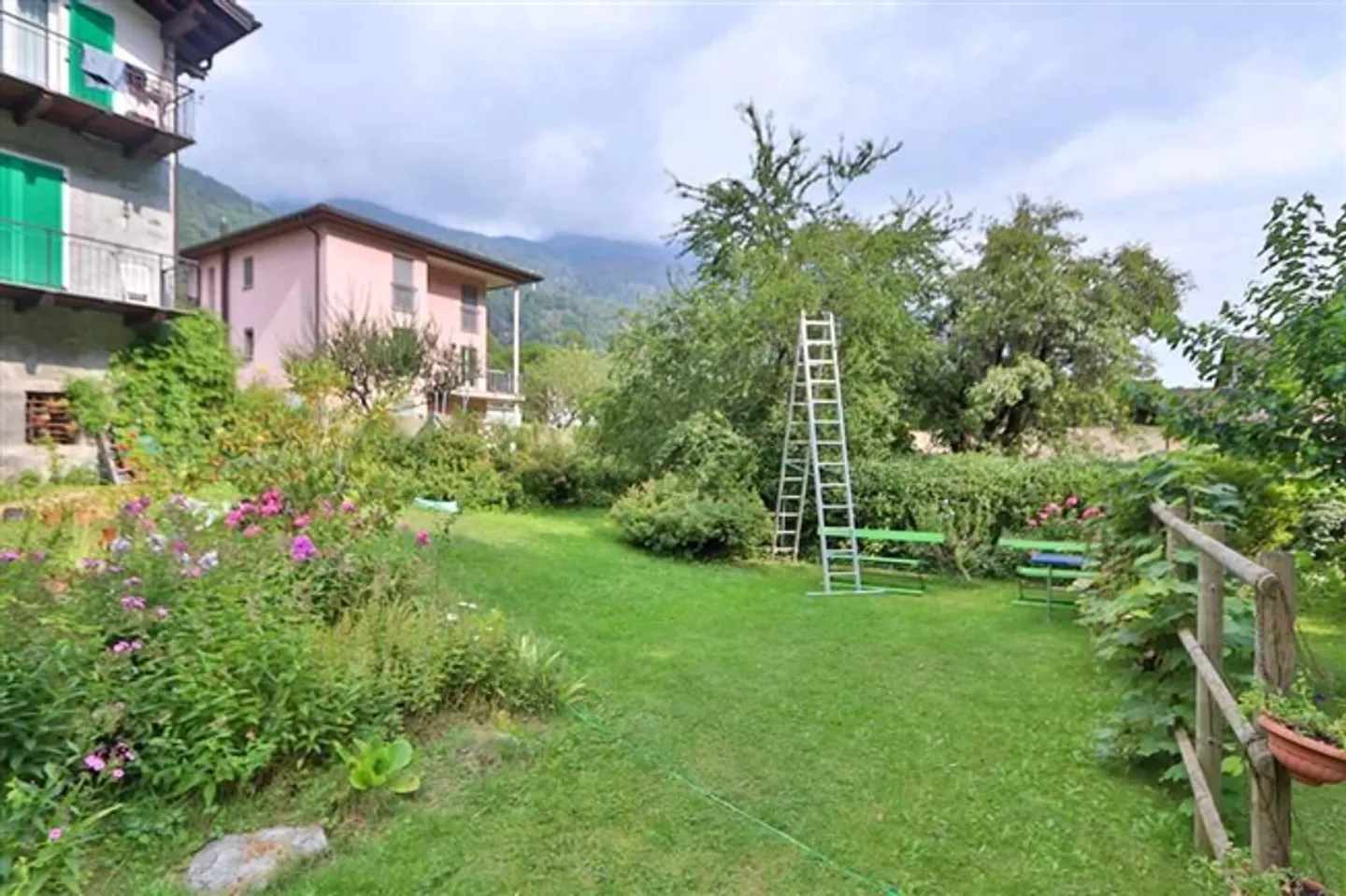 Maison bifamiliale avec appartements de 4 1/2 pièces et grand jardin/terrain à bâtir - Photo 10 sur 20