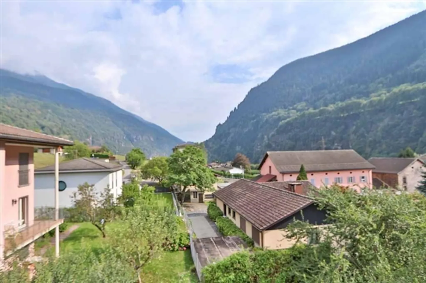 Maison bifamiliale avec appartements de 4 1/2 pièces et grand jardin/terrain à bâtir - Photo 14 sur 20