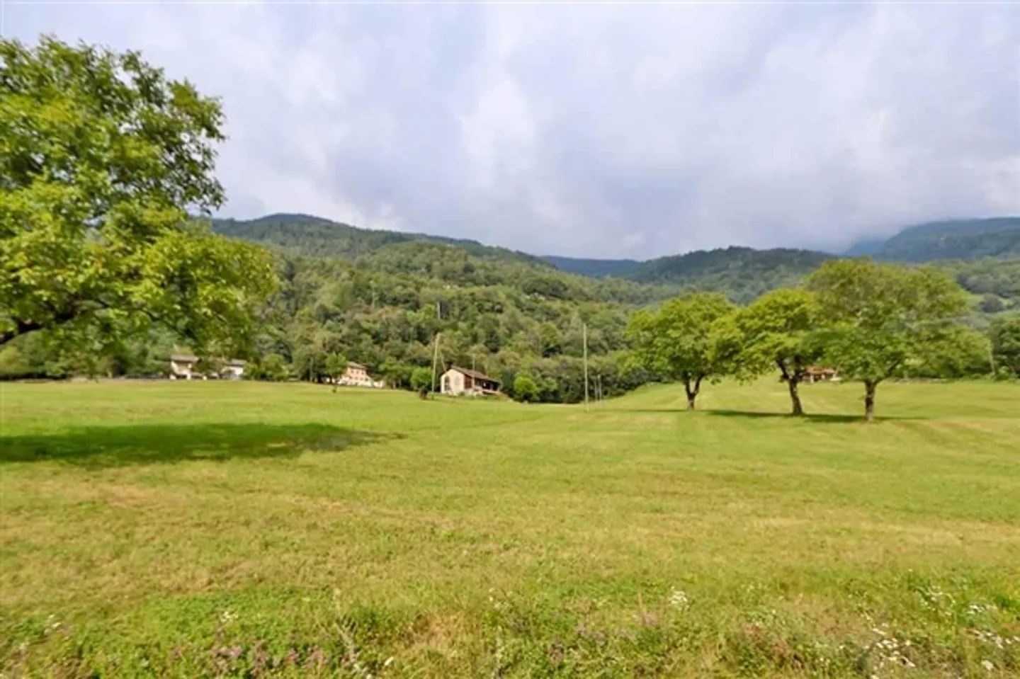 Maison bifamiliale avec appartements de 4 1/2 pièces et grand jardin/terrain à bâtir - Photo 15 sur 20