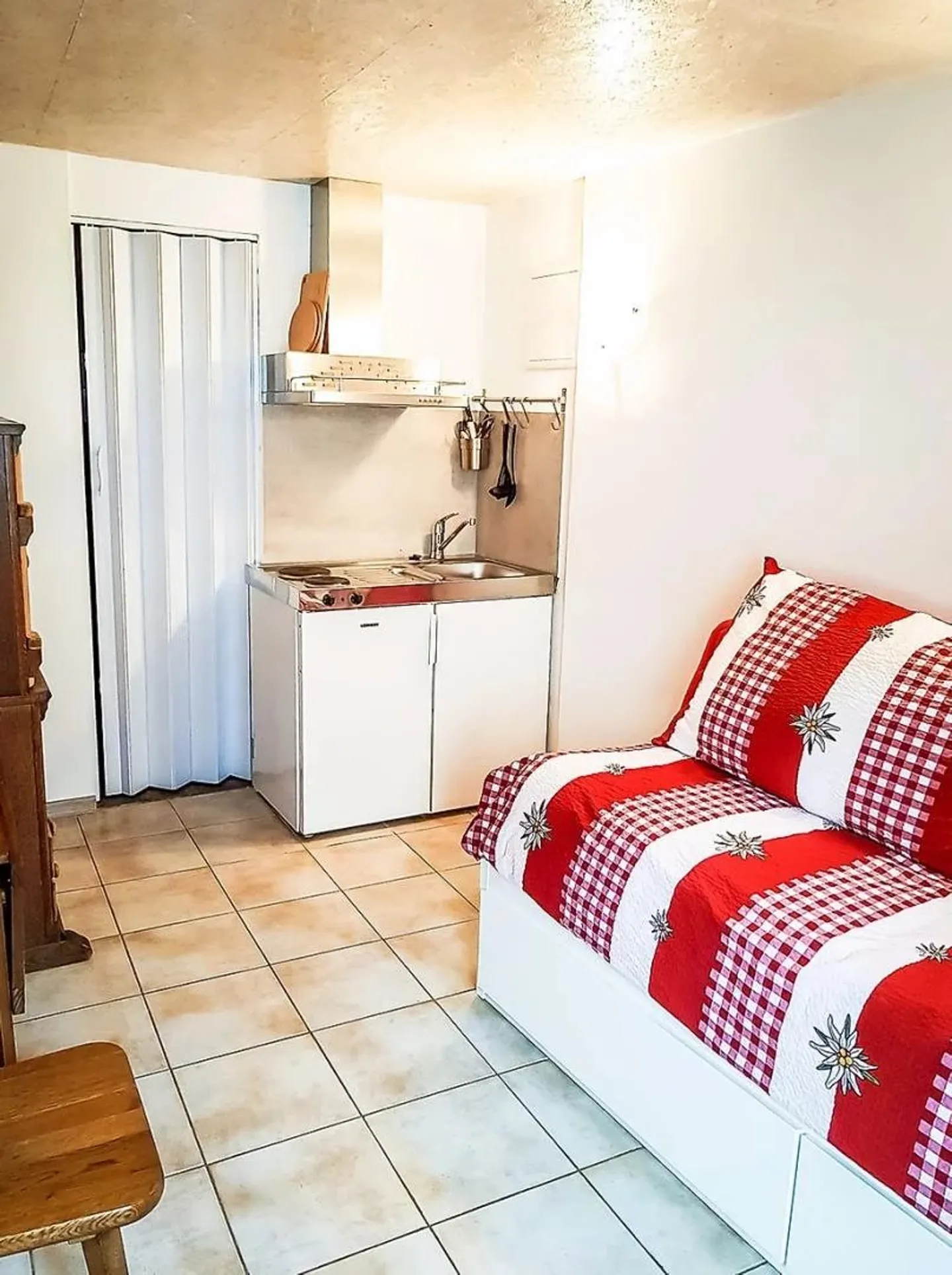 Fully Furnished Studio Rental - Photo 3 of 6