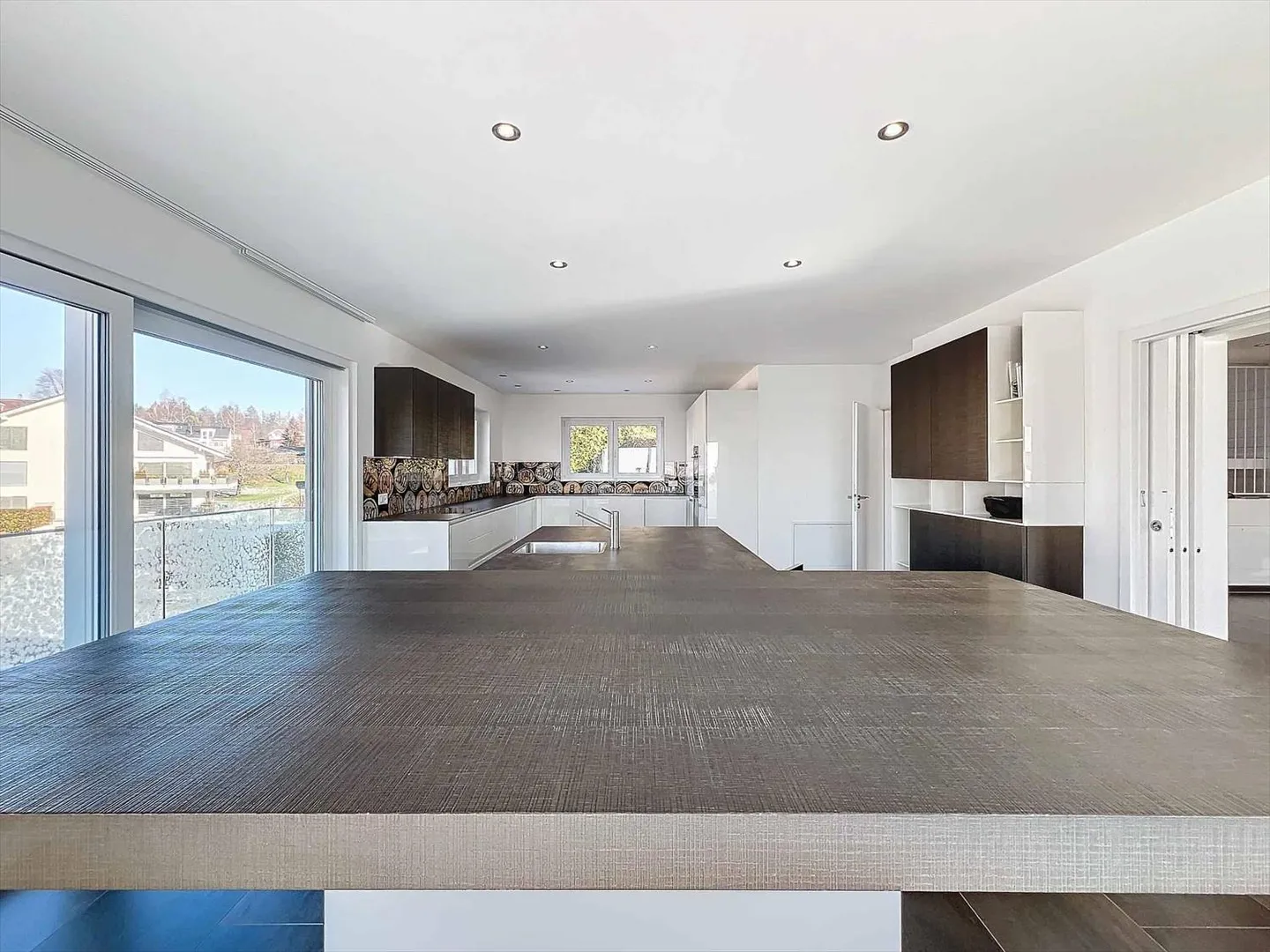 Architect-designed house with 9.5 rooms and a view of the lake and mountains! - Photo 6 of 13