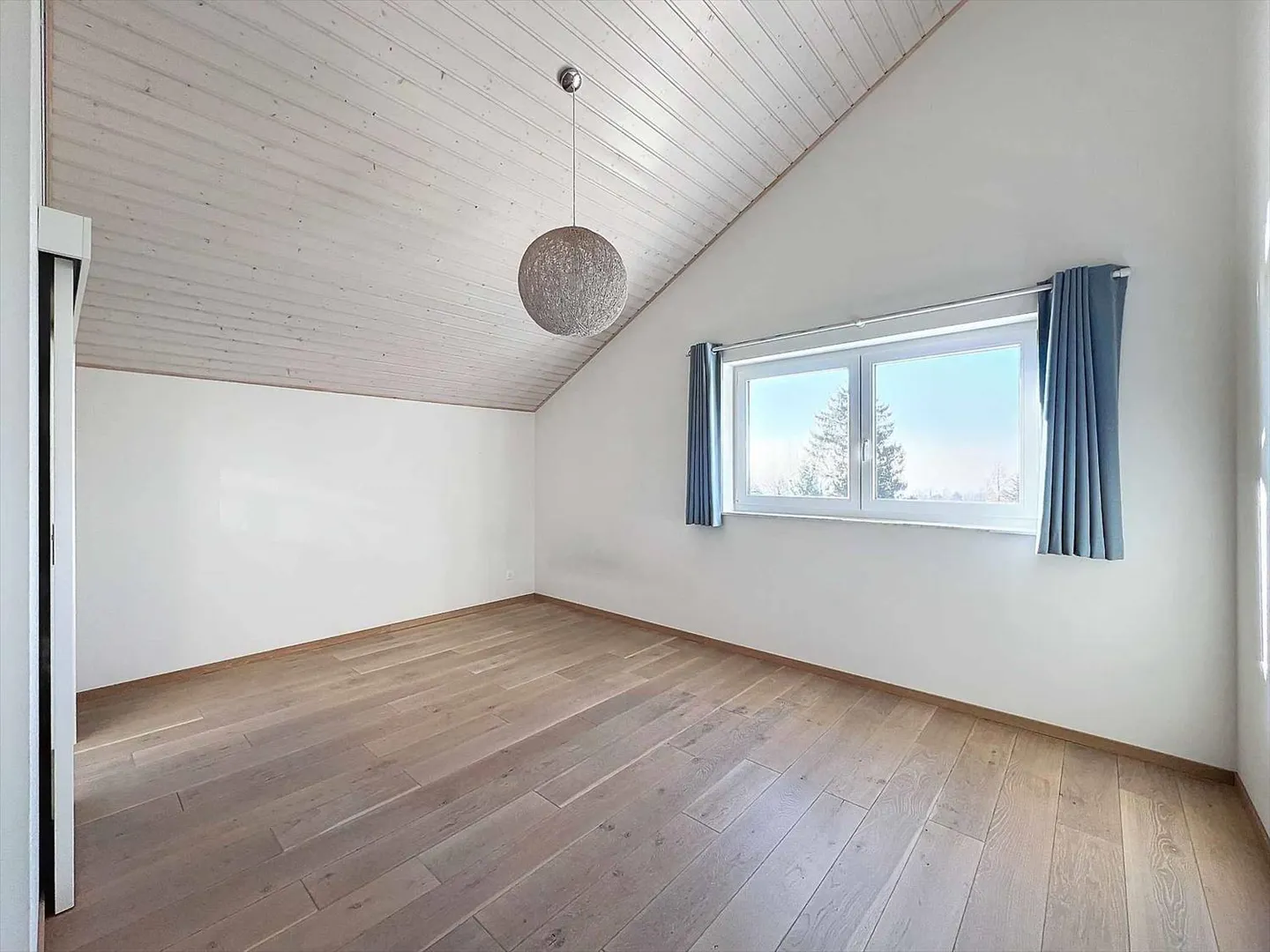 Architect-designed house with 9.5 rooms and a view of the lake and mountains! - Photo 9 of 13