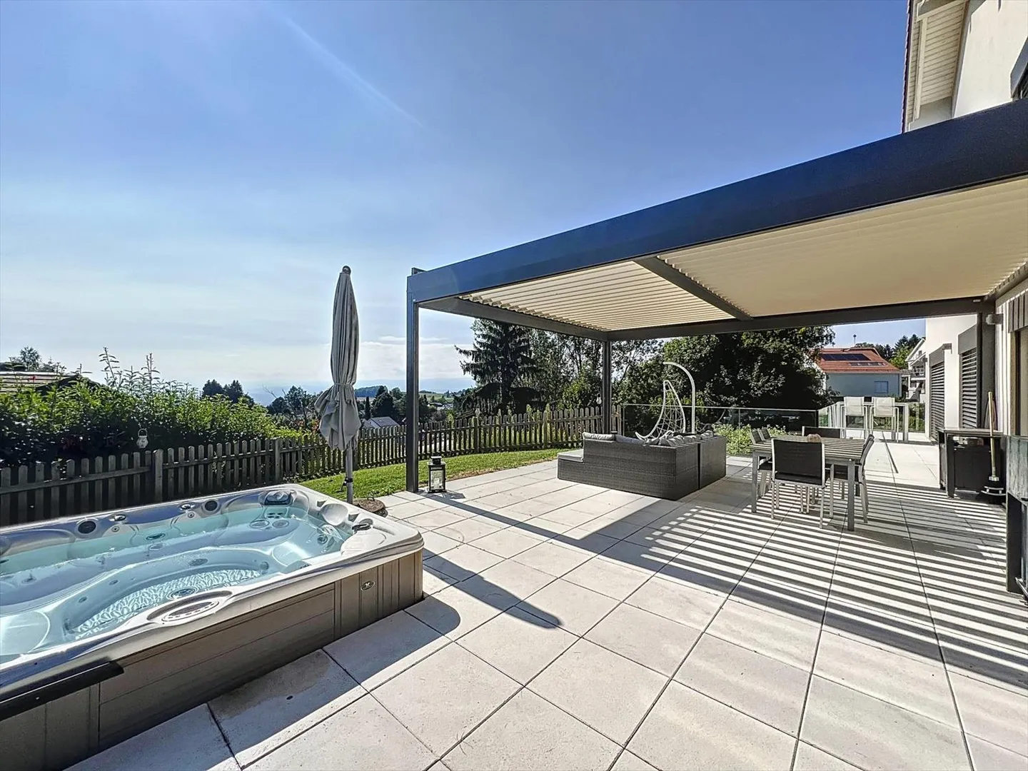 Architect-designed house with 9.5 rooms and a view of the lake and mountains! - Photo 10 of 13