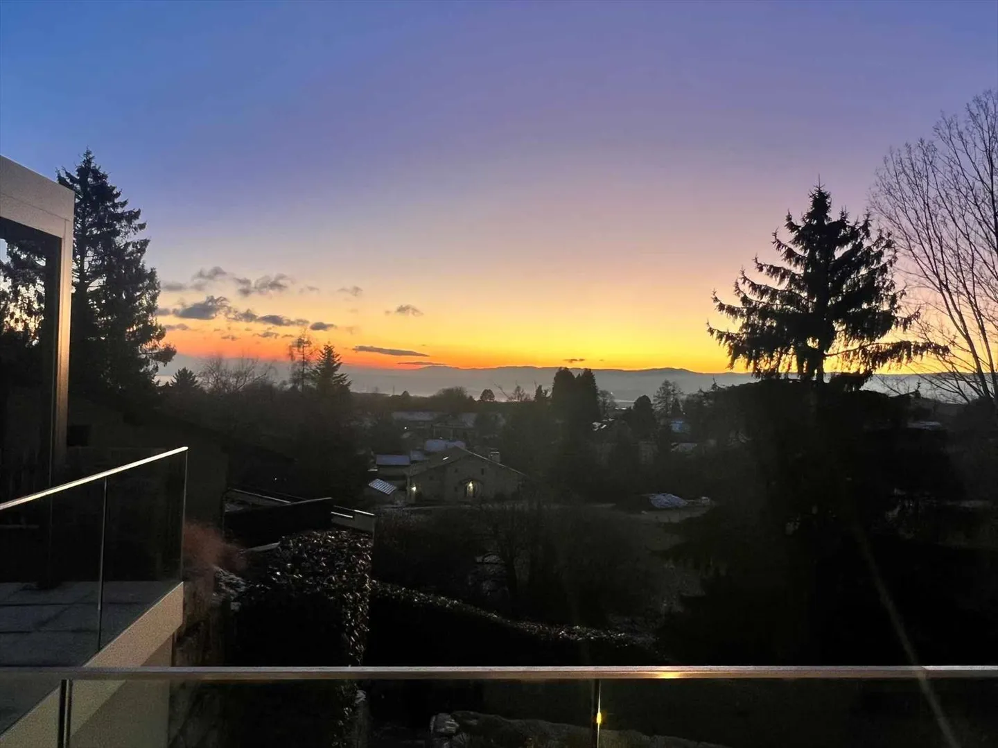 Architect-designed house with 9.5 rooms and a view of the lake and mountains! - Photo 2 of 13