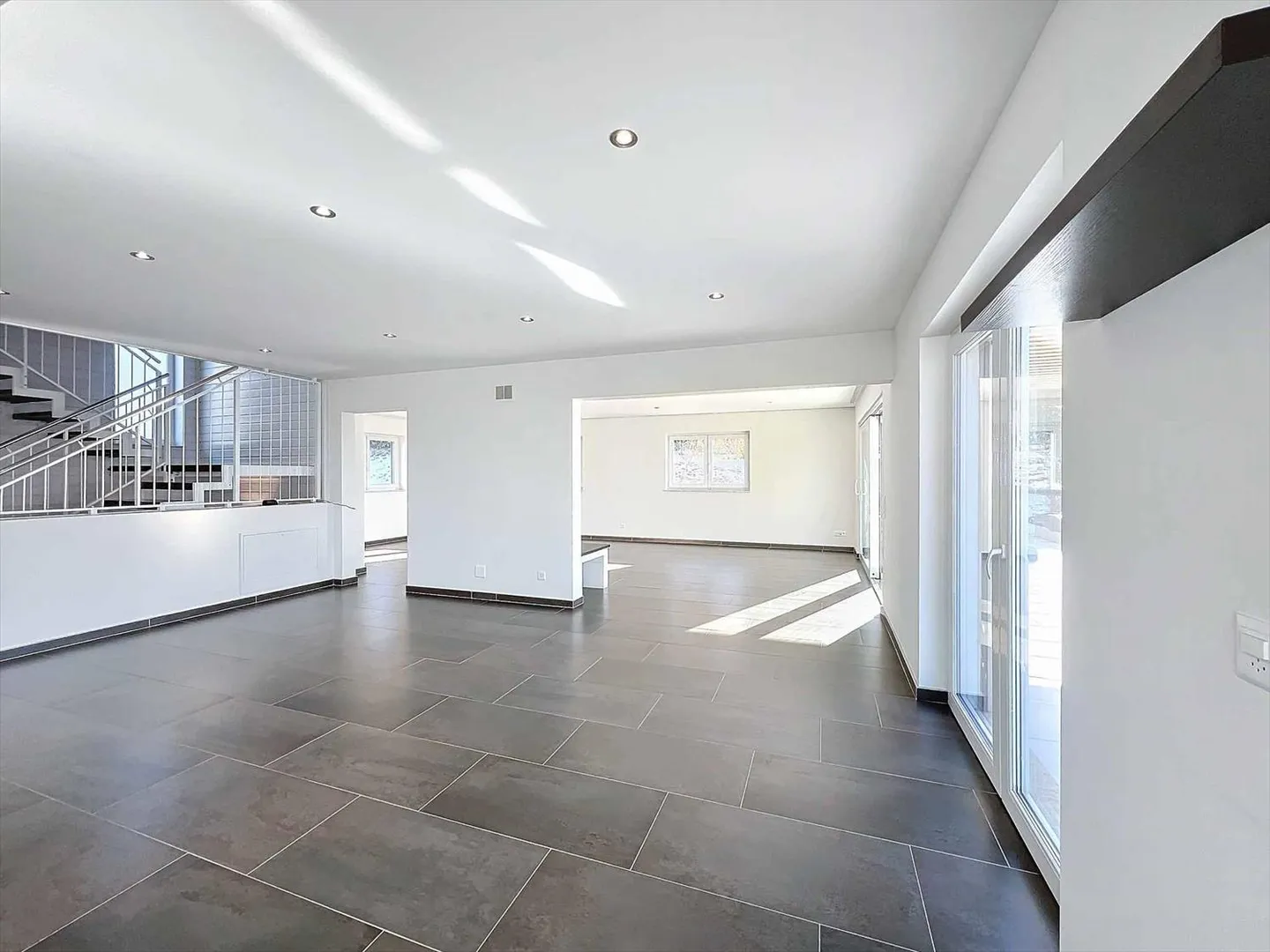 Architect-designed house with 9.5 rooms and a view of the lake and mountains! - Photo 3 of 13