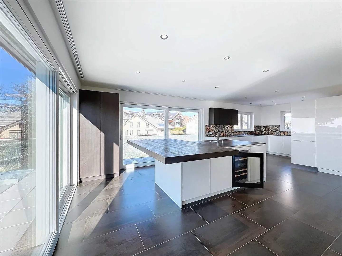 Architect-designed house with 9.5 rooms and a view of the lake and mountains! - Photo 4 of 13