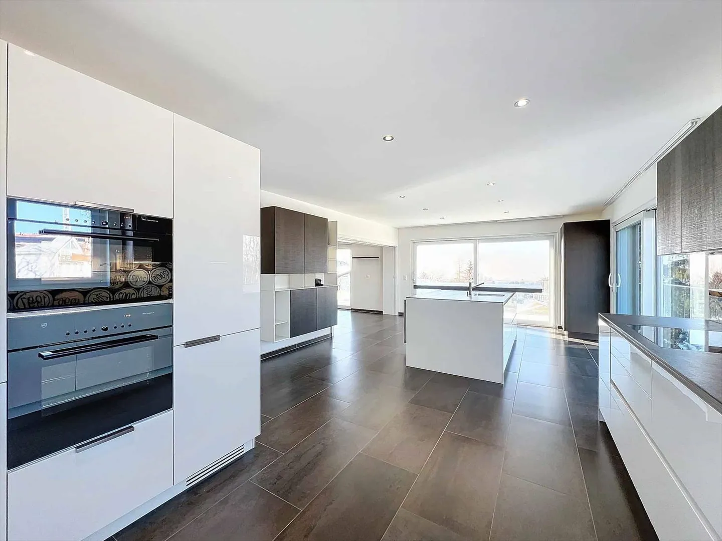 Architect-designed house with 9.5 rooms and a view of the lake and mountains! - Photo 5 of 13
