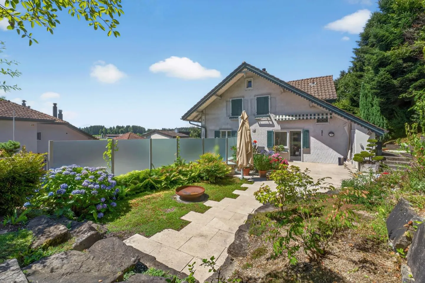Charming single-family home with spacious garden - Photo 1 of 5