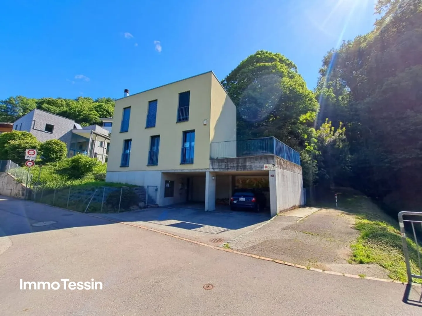 Villa architecte Minergie neuve et spacieuse avec jardin et vue dégagée dans un emplacement prisé près de Lugano - Photo 1 sur 13