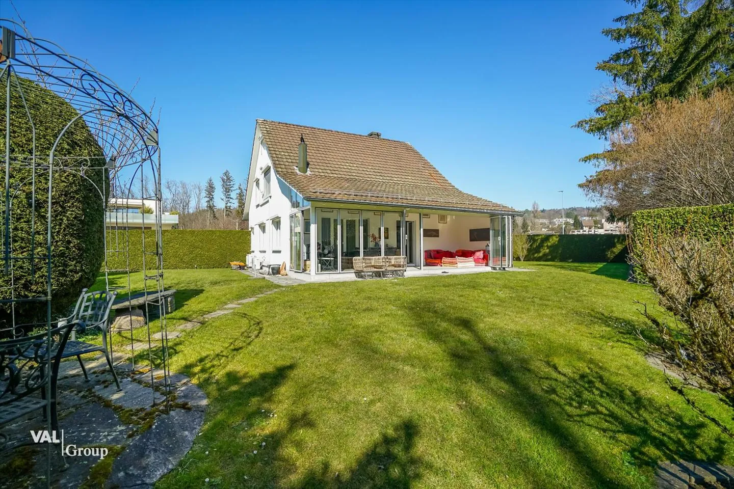 Traumhaftes Einfamilienhaus in Küsnacht mit grossem Garten - Foto 1 von 5