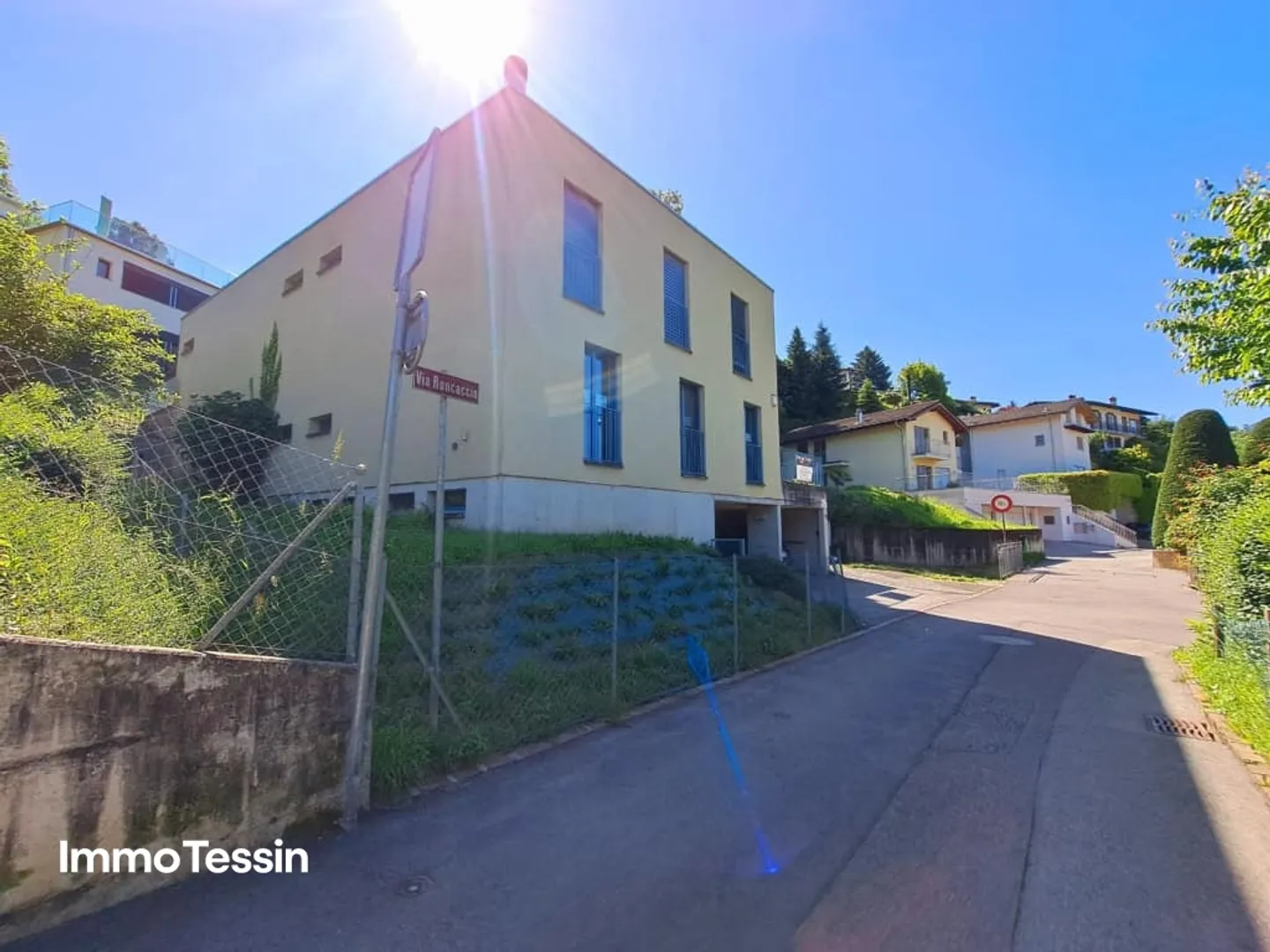 Villa architecte Minergie neuve et spacieuse avec jardin et vue dégagée dans un emplacement prisé près de Lugano - Photo 2 sur 13
