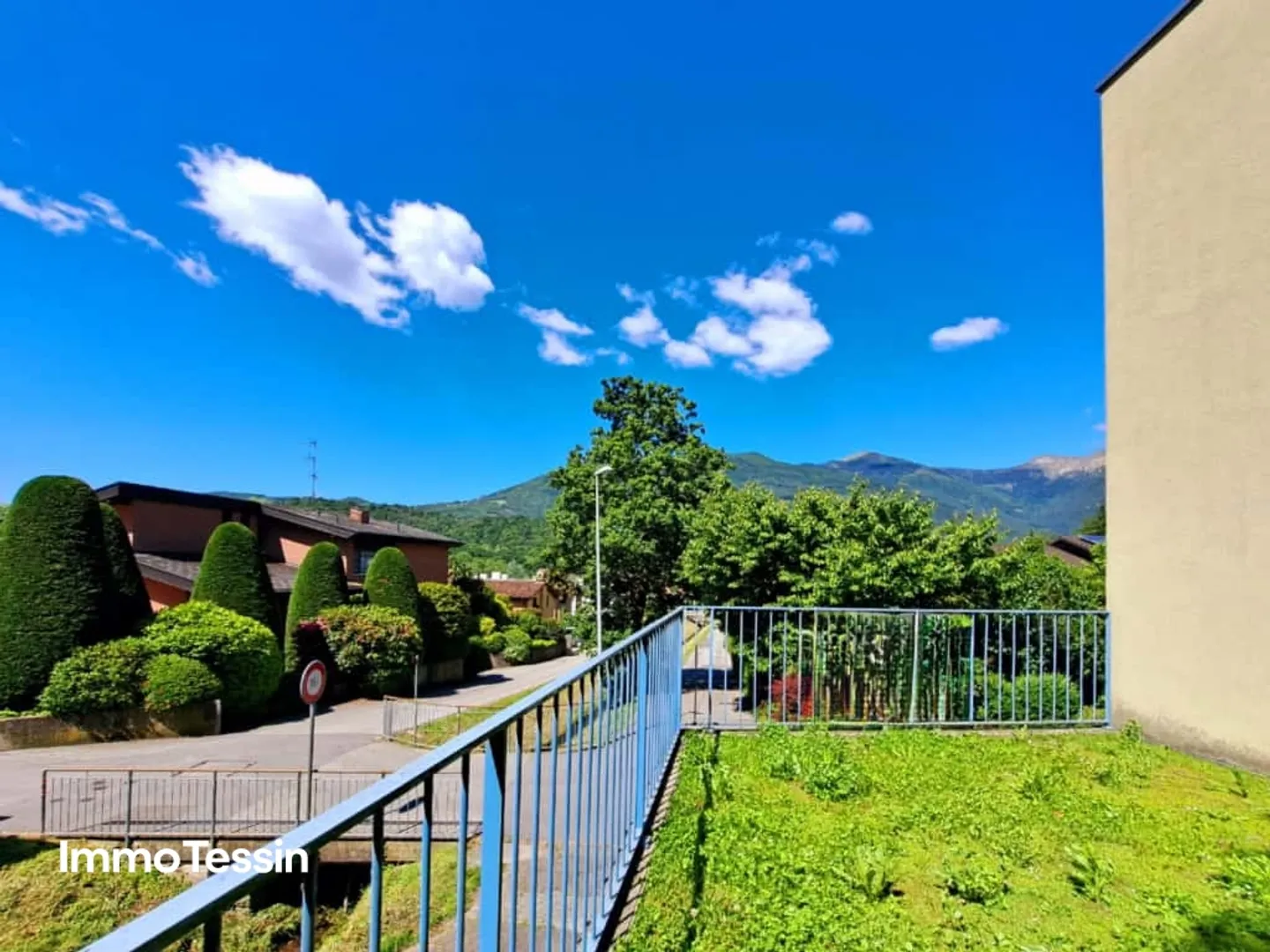 Villa architecte Minergie neuve et spacieuse avec jardin et vue dégagée dans un emplacement prisé près de Lugano - Photo 4 sur 13