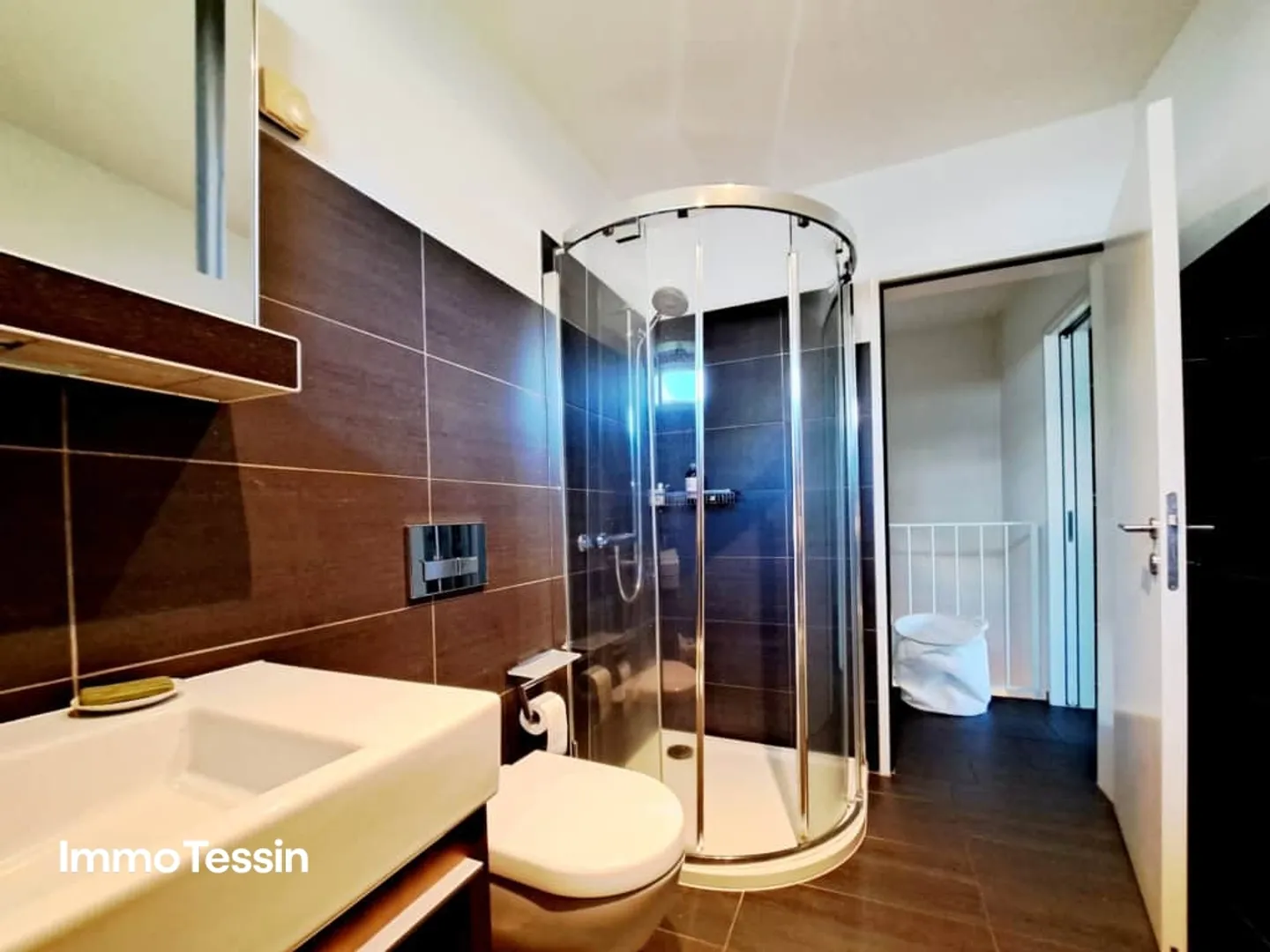 Villa architecte Minergie neuve et spacieuse avec jardin et vue dégagée dans un emplacement prisé près de Lugano - Photo 13 sur 13