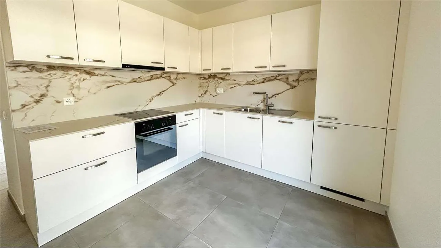 Spacious 3.5-room apartment in Cassarate - Photo 5 of 10