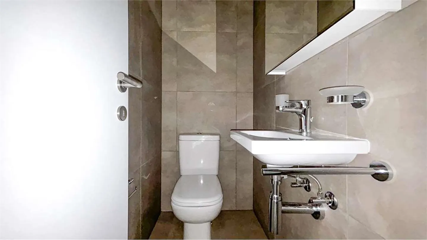 Spacious 3.5-room apartment in Cassarate - Photo 9 of 10
