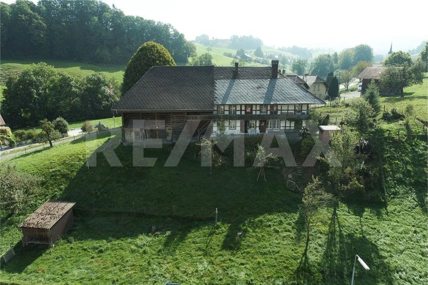 Stattliches Bauernhaus - 3 Wohnungen, grosser Oekonomieteil; Baulandreserve. - Foto 2 von 10