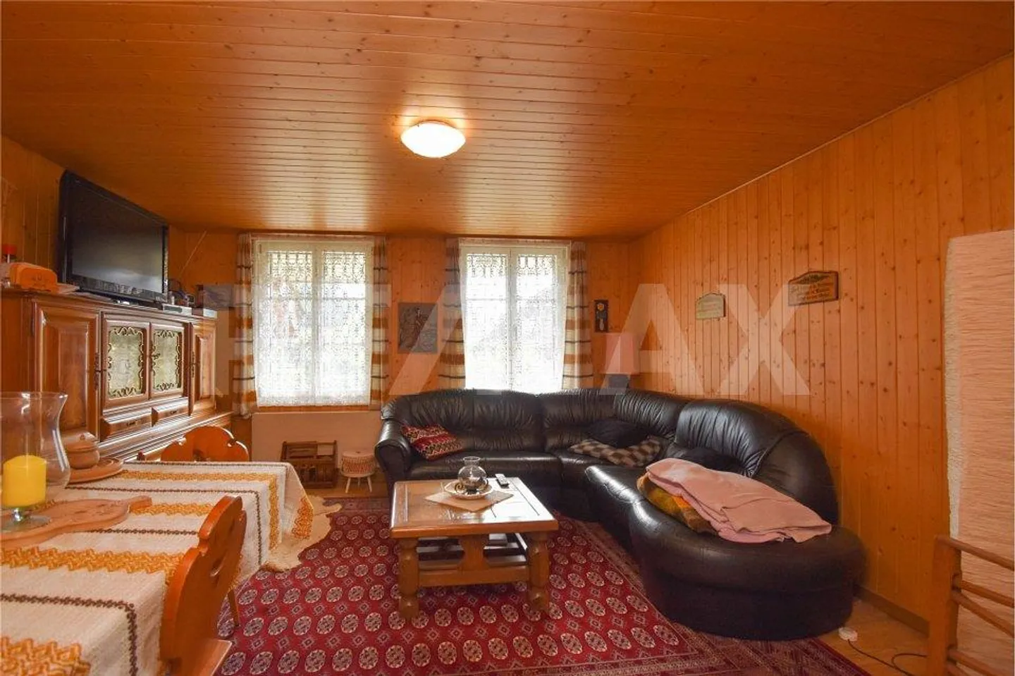 Stattliches Bauernhaus - 3 Wohnungen, grosser Oekonomieteil; Baulandreserve. - Foto 4 von 10