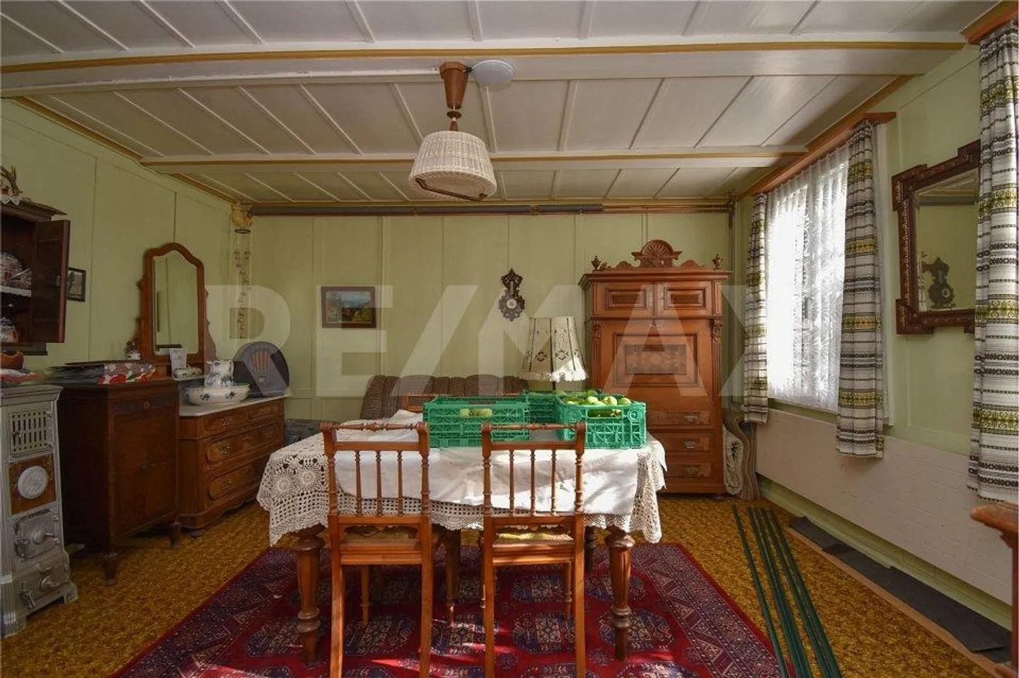 Stattliches Bauernhaus - 3 Wohnungen, grosser Oekonomieteil; Baulandreserve. - Foto 5 von 10