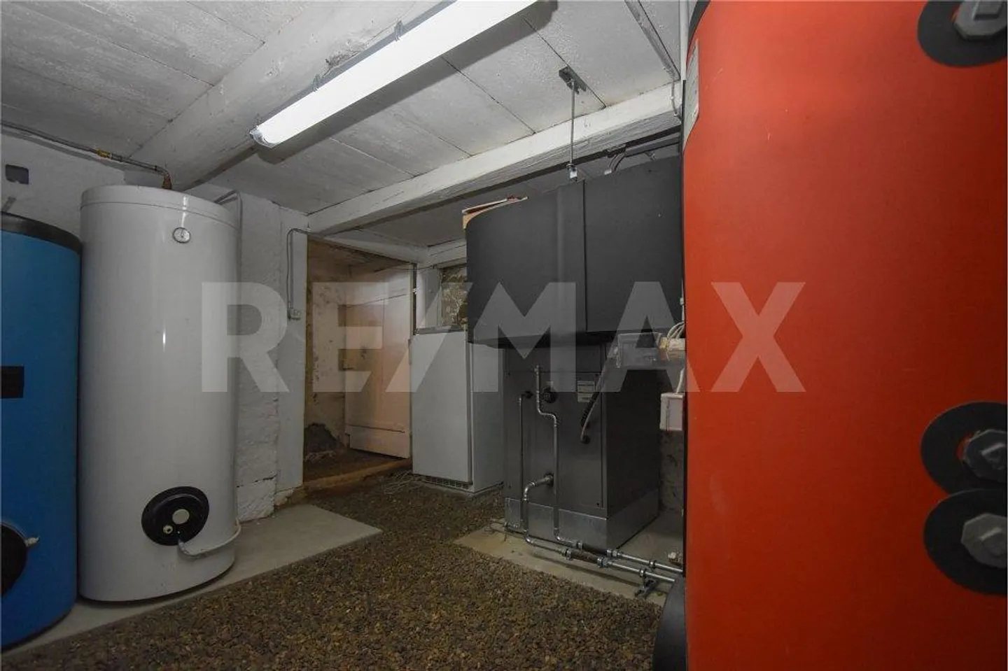 Stattliches Bauernhaus - 3 Wohnungen, grosser Oekonomieteil; Baulandreserve. - Foto 6 von 10