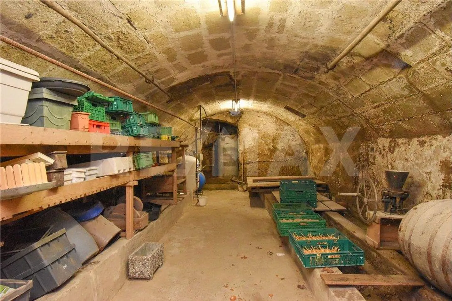 Stattliches Bauernhaus - 3 Wohnungen, grosser Oekonomieteil; Baulandreserve. - Foto 9 von 10