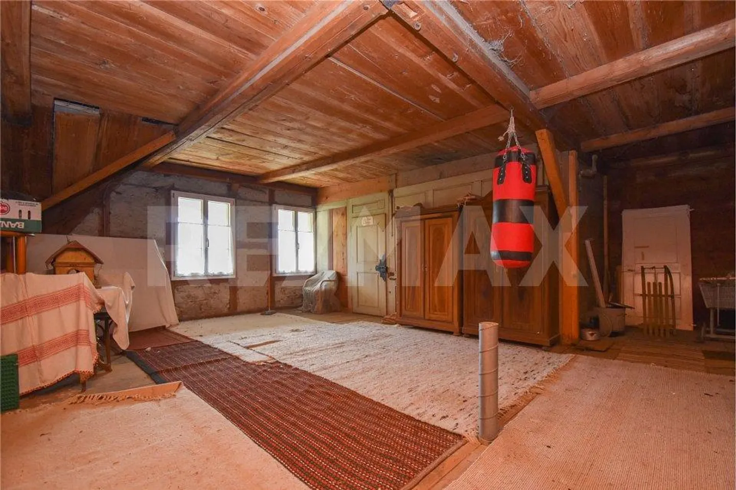 Stattliches Bauernhaus - 3 Wohnungen, grosser Oekonomieteil; Baulandreserve. - Foto 10 von 10