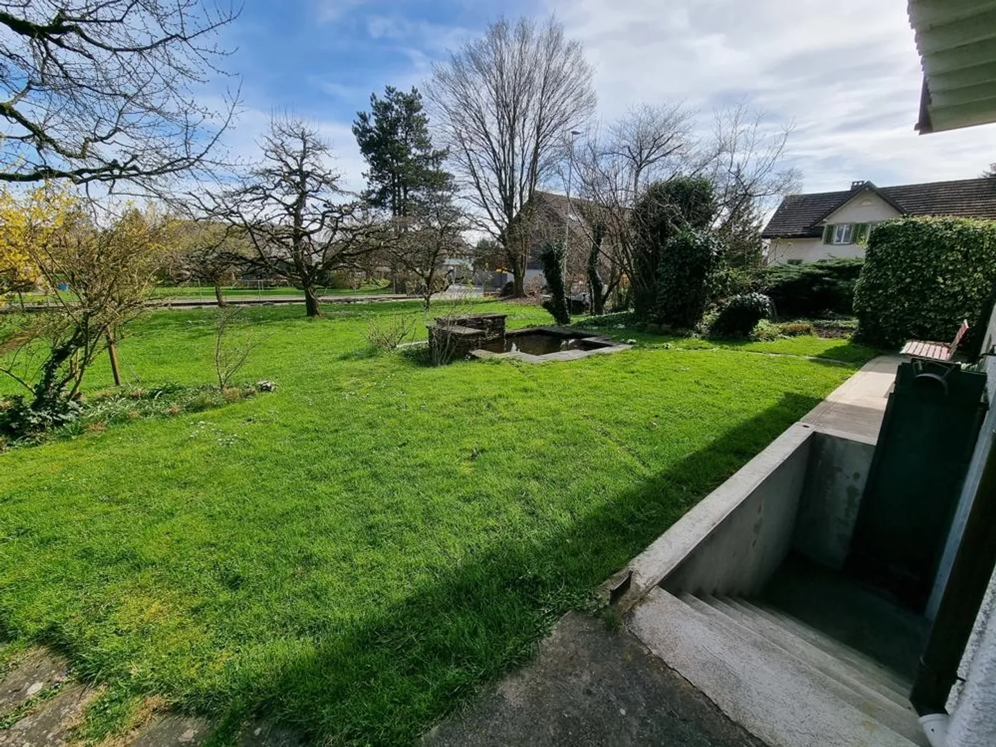 Representative, protected residential house with large idyllic garden - Photo 4 of 10