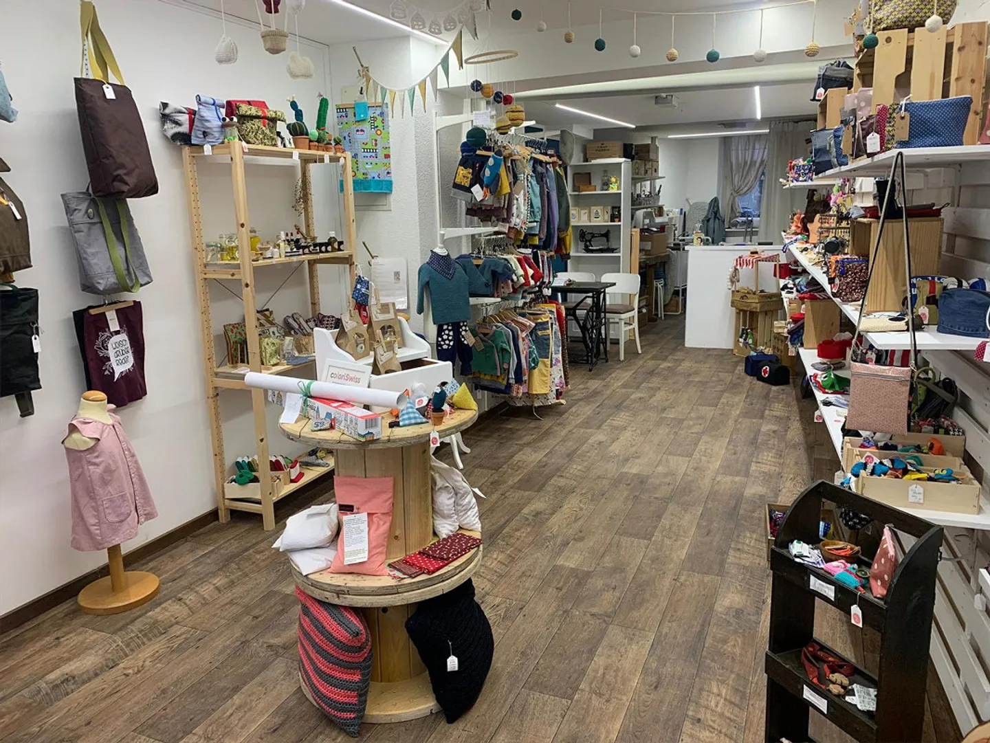 Beau magasin de détail avec vitrine au centre de Liestal - Photo 3 sur 6