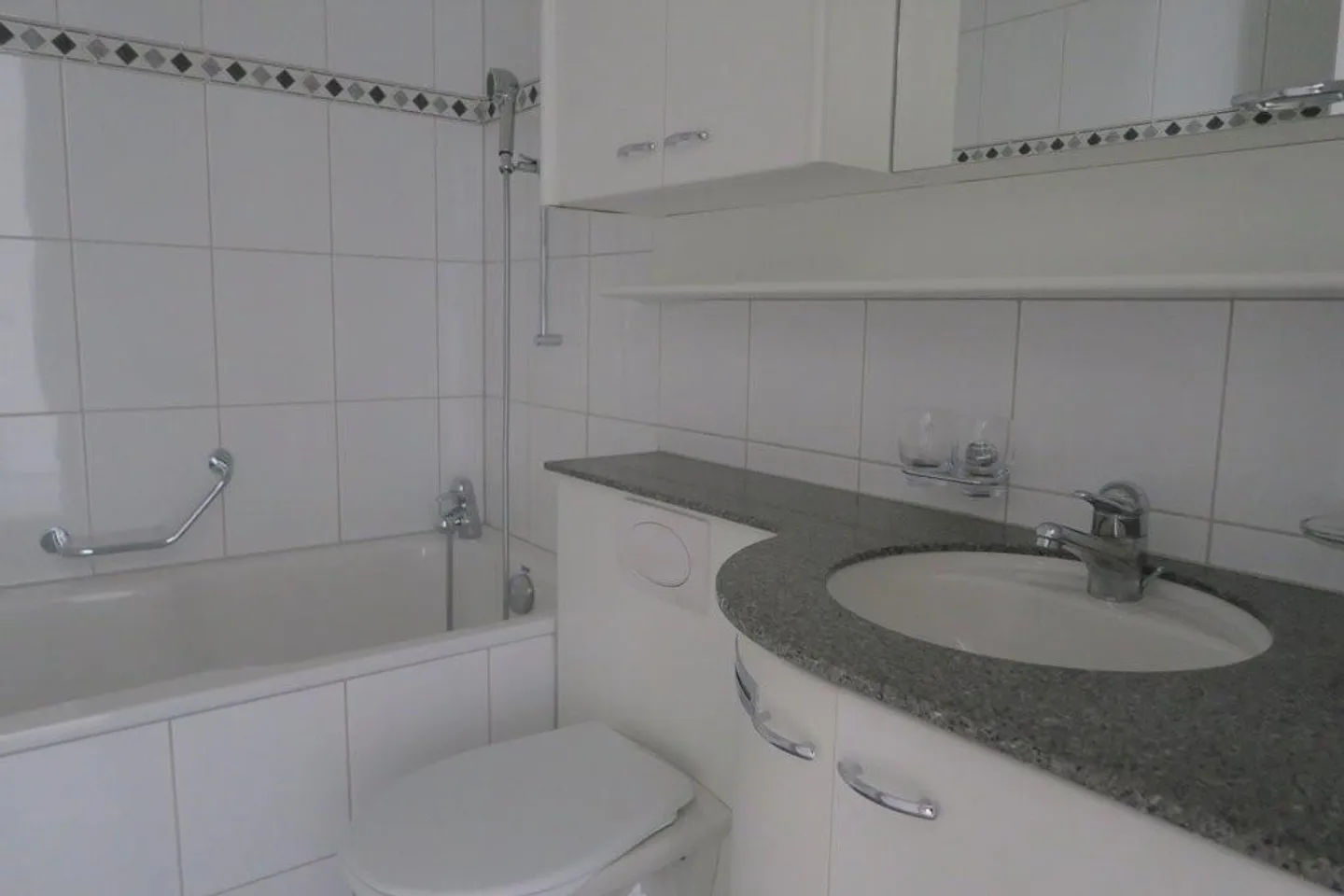 Charming centrally located apartment - Photo 3 of 7