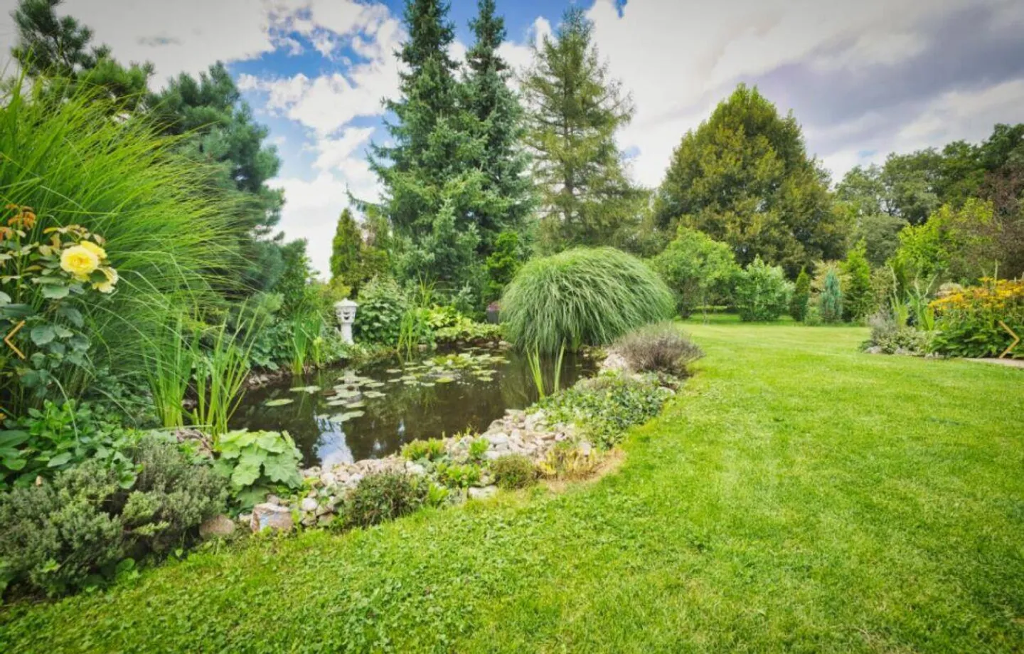 Vie exclusive dans une villa élégante avec jardin fleuri et pièces baignées de soleil - Photo 4 sur 9
