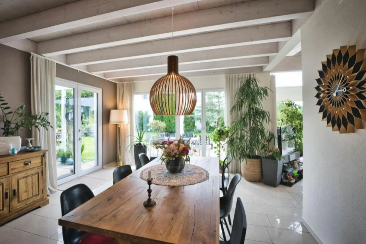 Vie exclusive dans une villa élégante avec jardin fleuri et pièces baignées de soleil - Photo 6 sur 9