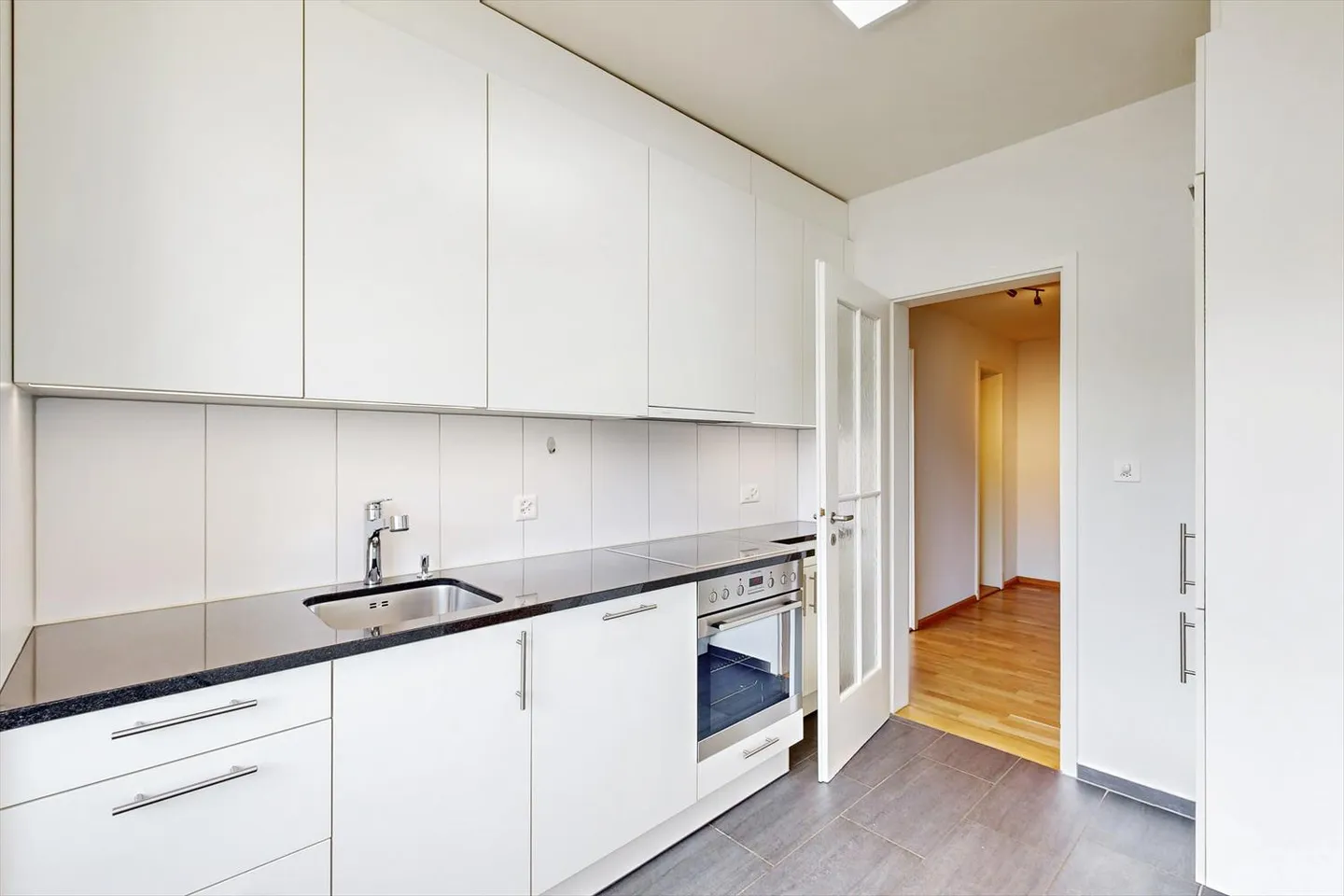 Spacious home with great potential - Photo 2 of 12