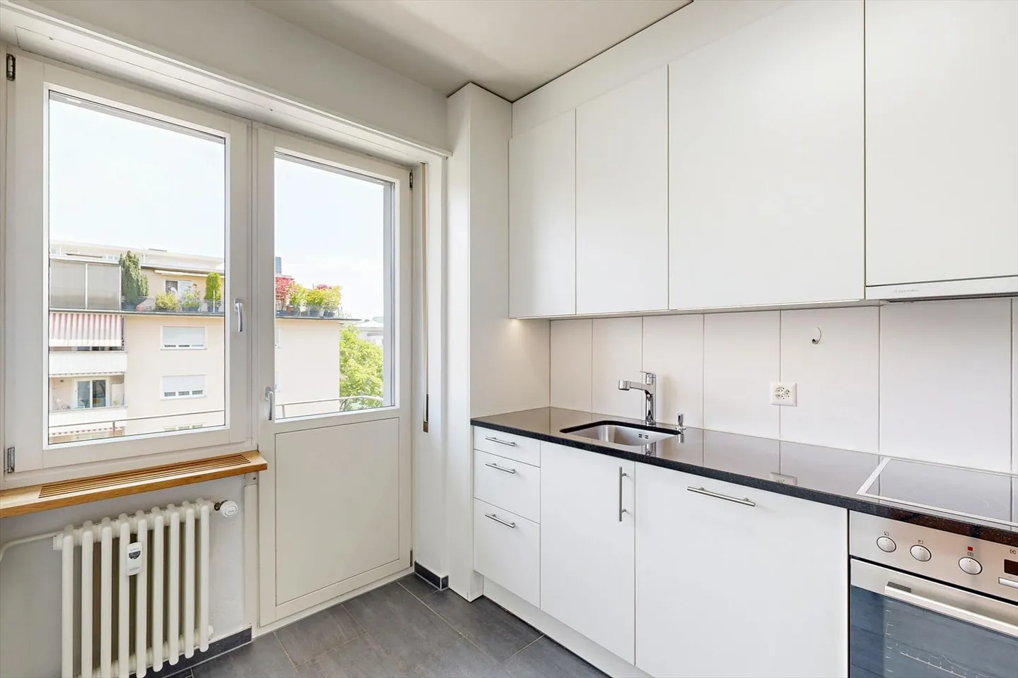 Spacious home with great potential - Photo 3 of 12