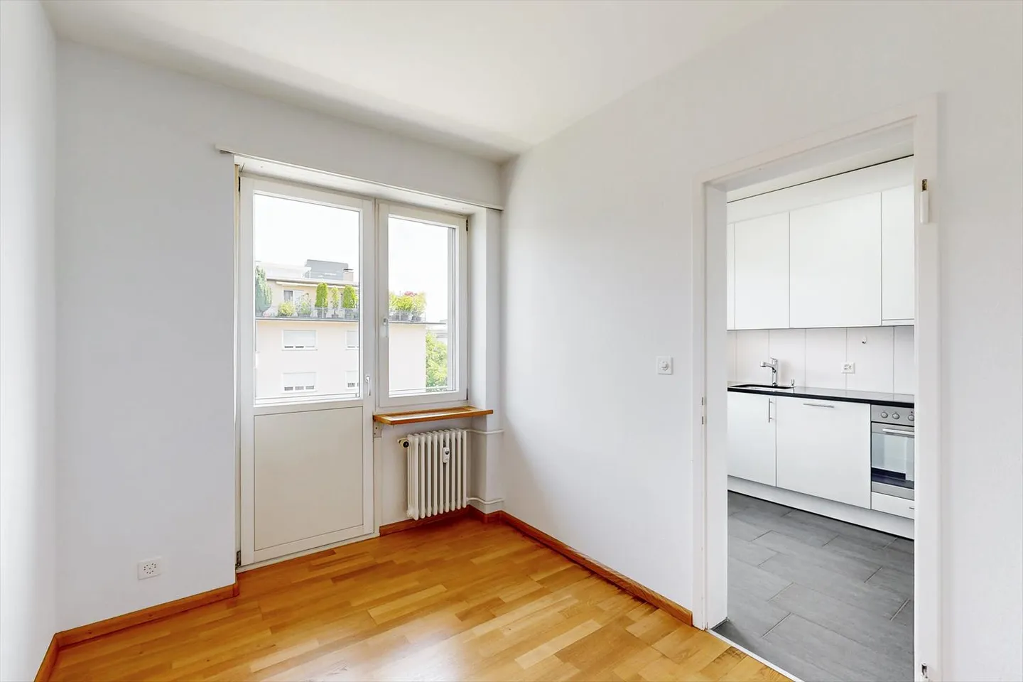 Spacious home with great potential - Photo 4 of 12