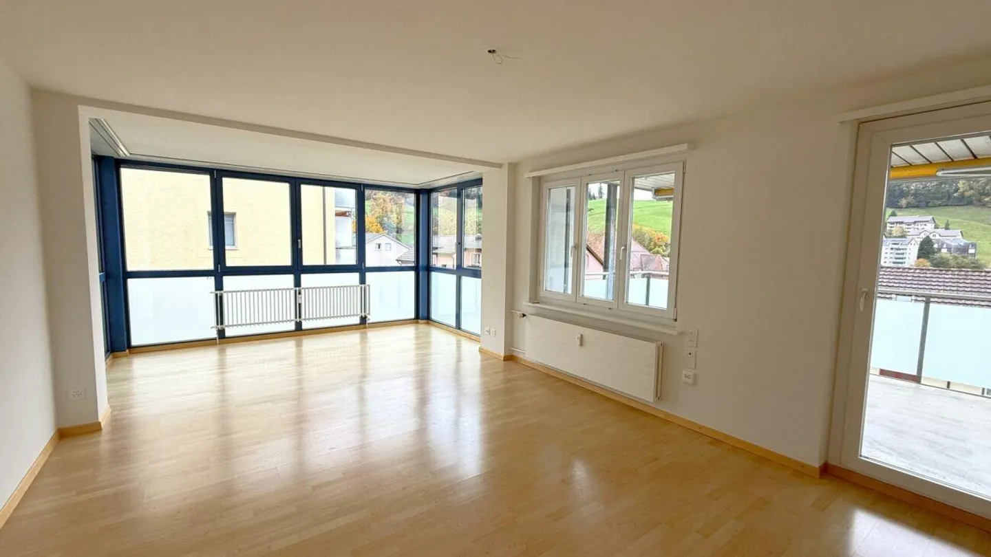 Beautiful 4.5 Room Apartment - Photo 3 of 6