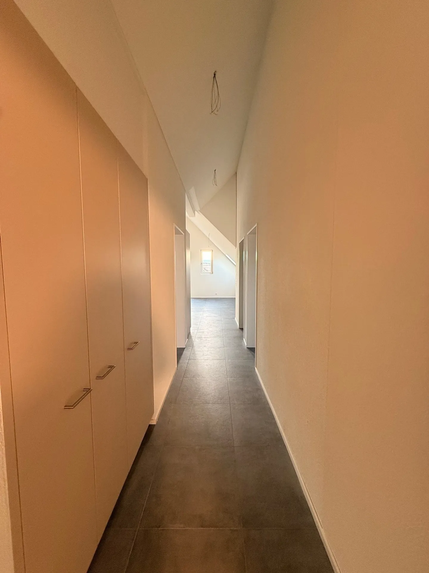 Beaucoup d'espace pour se sentir bien - 3,5 pièces dans les combles - Photo 8 sur 9