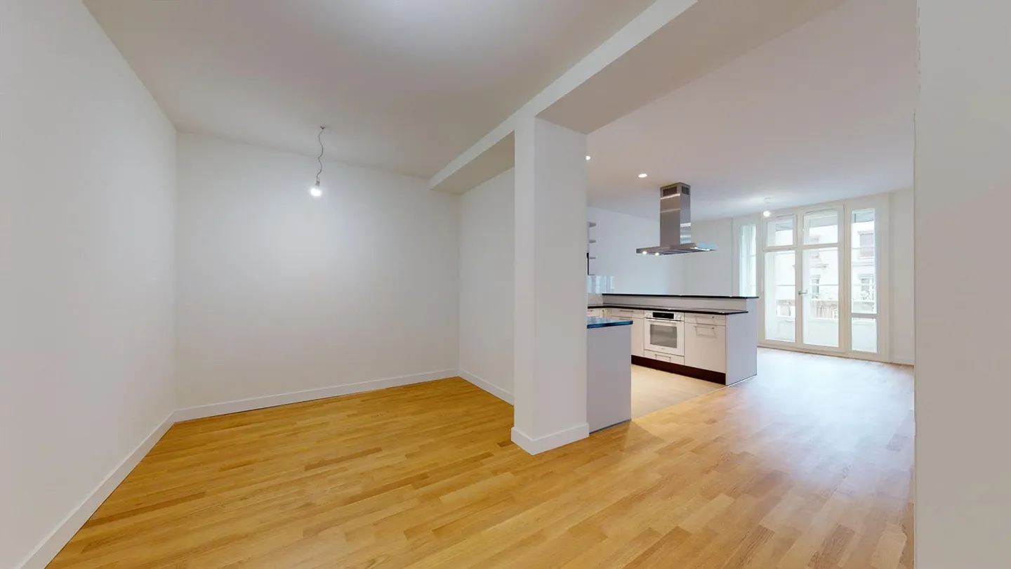 Superb high-end apartment just steps from the train station! - Photo 5 of 10