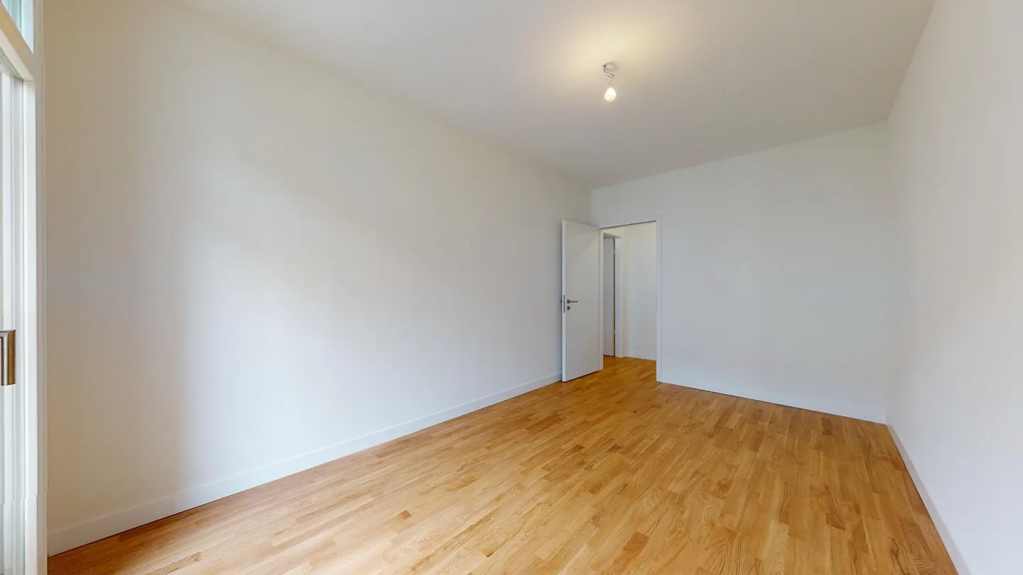 Superb high-end apartment just steps from the train station! - Photo 7 of 10