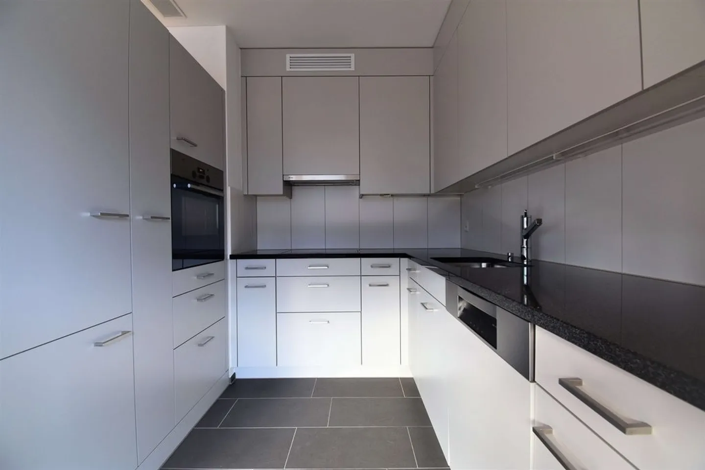 Appartamento moderno con balcone - Foto 3 di 8