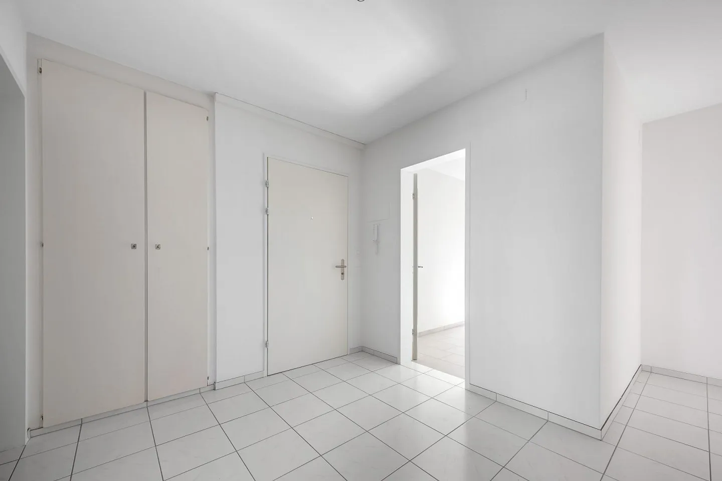 Charming 4-Room Apartment - Photo 2 of 9