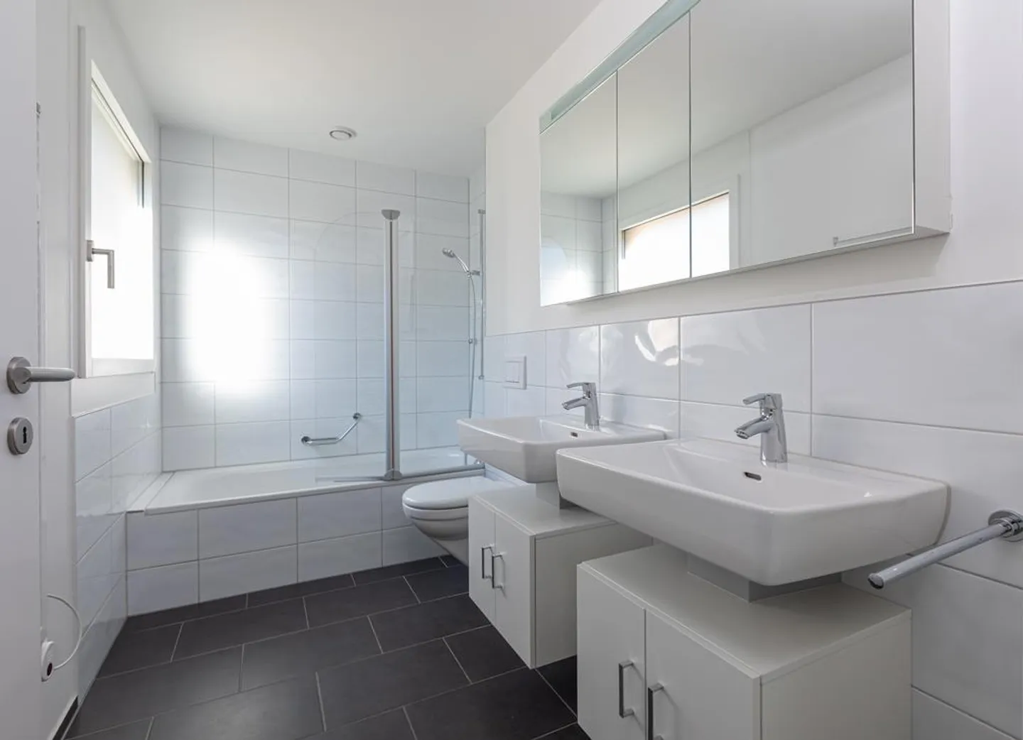 Central Living in Binningen! - Photo 3 of 6